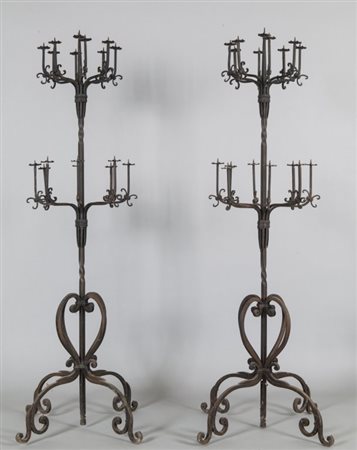 Coppia di grandi torciere in ferro a due ripiani ciascuno con 8 luci, sec....