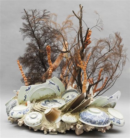 Centrotavola in corallo con frammenti di tazzine in porcellana di Cina bianca...