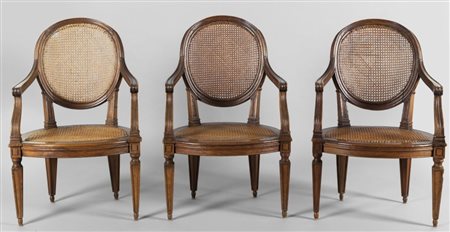 Coppia di poltrone Luigi XVI in noce, fine sec.XVIII