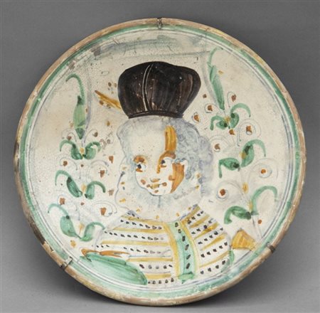 Piatto in ceramica a decorazione policroma raffigurante un giovinetto con...