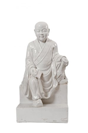 BUDDHA in ceramica a smalto bianco XX Secolo Misure cm 108 x 55 x 40