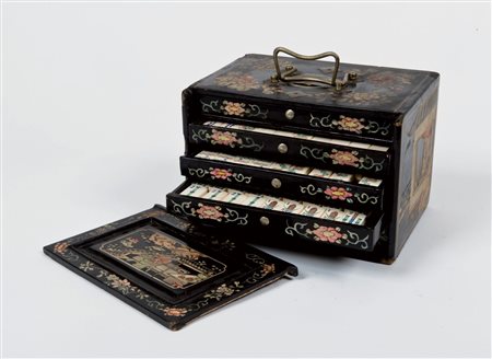 MAHJONG FINE XIX SECOLO Con elementi del gioco in avorio inciso contenuti in...