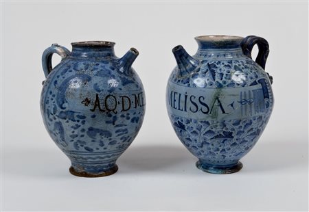 COPPIA DI BROCCHE SAVONA SECOLO XVI in maioliche a sagoma di palla a smalto...