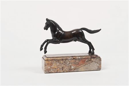 SCULTORE ITALIANO XVI SECOLO Cavallo al galoppo Scultura in bronzo a patina...