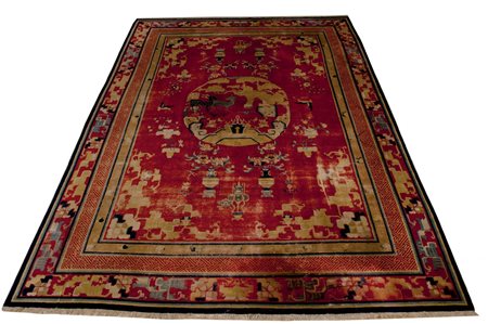 RAFFINATO TAPPETO PECHINO CINA XIX SECOLO Raro esemplare fondo rosso corallo...