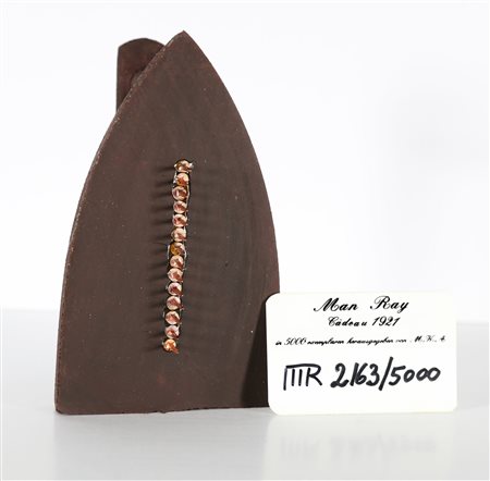 MAN RAY (1890 - 1976) Cadeau. Ferro. Cm 17,00 x 10,00 x 10,00. 1921/1974....