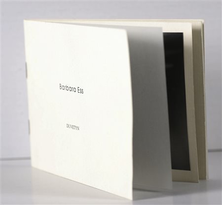 ESS BARBARA (n. 1948) Duvetyn. 1994. Fotografia. Cm 14,00 x 11,00. Libretto...