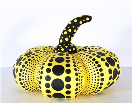 KUSAMA YAYOI (n. 1929) Pumpkin. Tessuto. Cm 26,00 x 20,00. Firma a stampa...