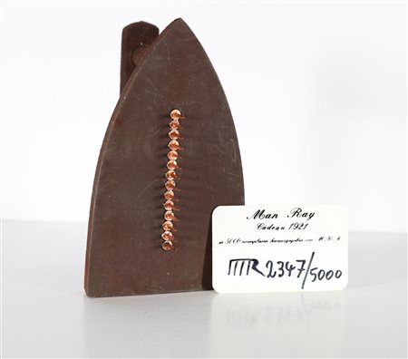 MAN RAY (1890 - 1976) Cadeau. Ferro. Cm 17,00 x 10,00 x 10,00. 1921/1974....