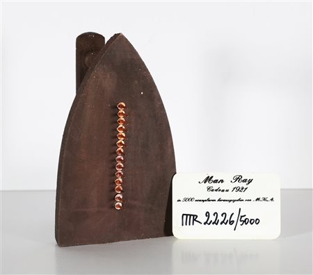 MAN RAY (1890 - 1976) Cadeau. Ferro. Cm 17,00 x 10,00 x 10,00. 1921/1974....