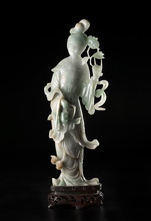 Scultura in giadeite raffigurante una donna con capelli raccolti, indossa...