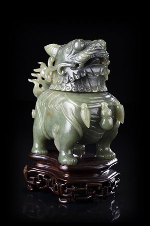 Bruciaincenso a forma di leone buddhista in giada color spinacio, con testa...