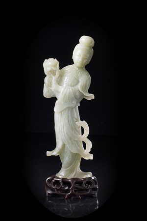 Scultura femminile in giada color celadon, con i capelli raccolti e lunga...