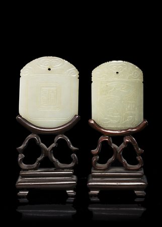 Due placchette in giada celadon incise con scene di paesaggio e iscrizioni...