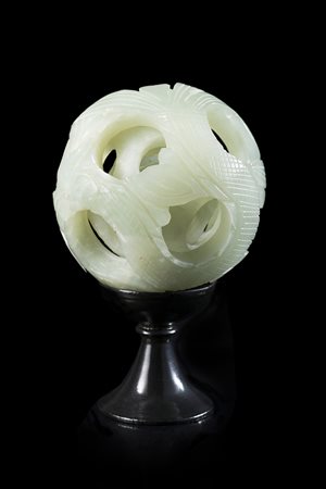 Sfera in giada color celadon chiaro, realizzata in molti strati, intagliata...