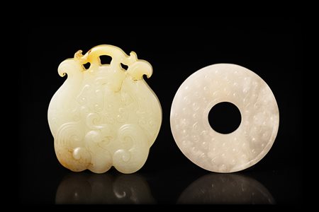 Due intagli in giada, uno delicatamente decorato con una fenice e motivi...