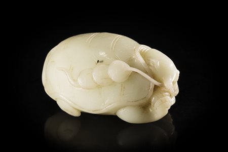 Tartaruga in giada bianca, in posizione accovacciata, con un nastro con...