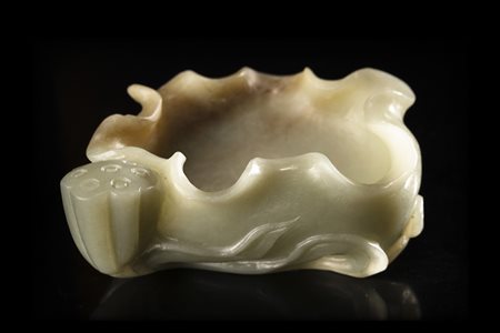 Lavapennelli in giada color celadon, a forma di foglia di loto, con boccioli...