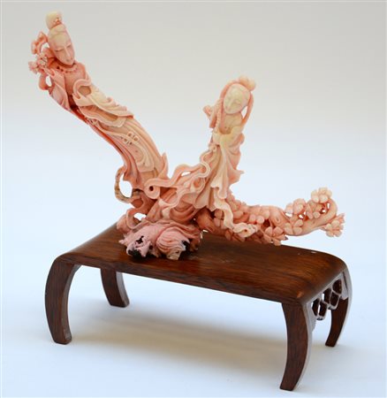 Scultura in corallo rosa raffigurante figure femminili dalle lunghe vesti tra...