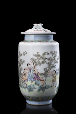 Vaso a lanterna con coperchio, delicatamente smaltato in Famiglia Rosa con...