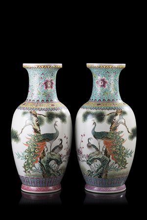 Coppia di vasi in porcellana Famiglia Rosa decorati con pavoni tra rami di...