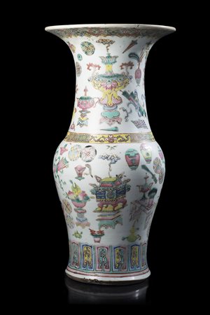 Vaso Yen Yen Famiglia Rosa con decorazione di oggetti preziosi Cina, inizio...