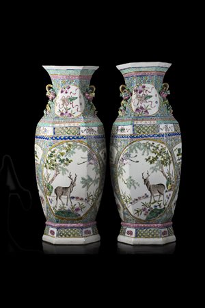 Coppia di vasi a balustro a sezione esagonale, in porcellana Famiglia Rosa,...