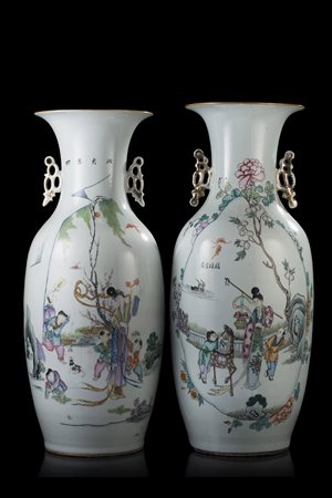 Coppia di vasi a balustro con doppie anse, decorati in policromia con dama...