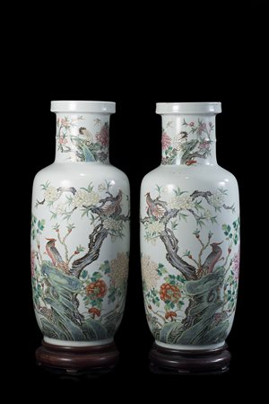 Coppia di vasi rouleau in Famiglia Rosa decorati con uccelli tra rami fioriti...