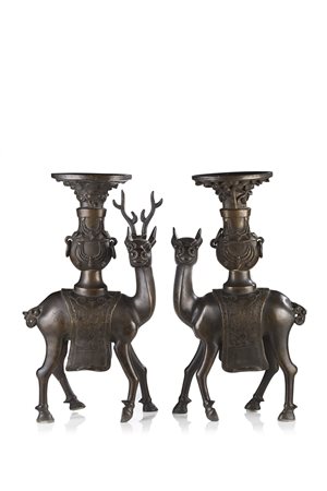 Coppia di cervi in bronzo, ciascuno reca un vaso decorato sulla schiena...