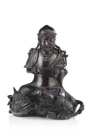 Figura di forestiero con barba in bronzo, seduto su elefante bardato, in mano...