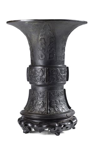 Vaso rituale in bronzo di forma arcaistica zun, decorato con mascheroni...