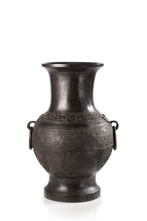 Vaso in bronzo dalla forma arcaica con decorazione geometrica stilizzata e...