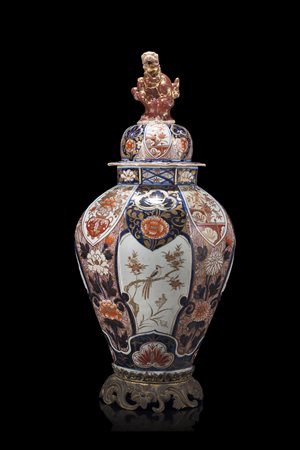 Vaso a balustro di sezione ottagonale, con coperchio sormontato da leone...