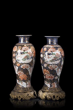 Coppia di vasi a balustro in porcellana Imari, decorati con fiori e motivi...