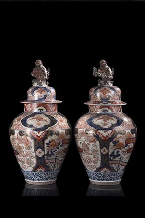 Coppia di potiche con coperchio in porcellana Imari, decorati con fiori,...