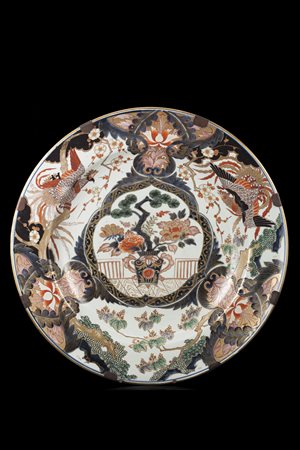 Grande piatto stile Imari, decorazione centrale con vaso di fiori circondato...
