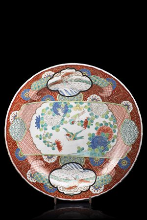 Piatto in porcellana decorato in policromia e volatili dentro riserve e...