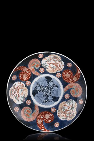 Grande piatto in porcellana in stile Imari, deocrato con motivi floreali e...