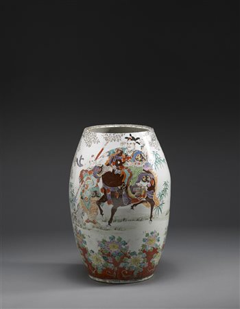 Grande vaso in porcellana di forma ovoidale decorato in smalti policromi con...