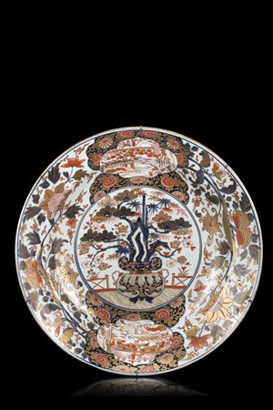 Grande piatto stile Imari, decorazione centrale con vaso di fiori circondato...