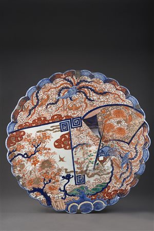 Grande piatto in porcellana decorata nei toni rosso, blu e dorato in stile...