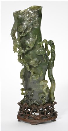 Vaso in giada color verde spinacio intagliato a forma di ramo di pino, con...