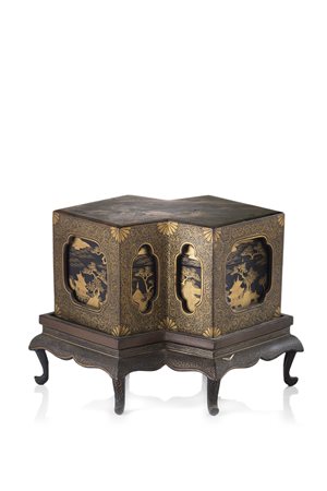 Scatola laccata in nero e oro, a forma di doppia losanga su elaborato...