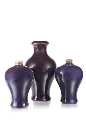 Tre piccoli vasi con invetriatura flambè Cina, sec. XX Three small flambè...