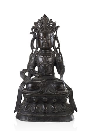 Bodhisattva in bronzo raffigurato seduto su base a doppio loto, indossa...