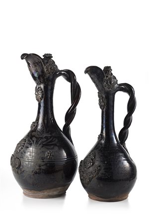 Due brocche in terracotta Canakkale, con manico a torchon, con rosette...