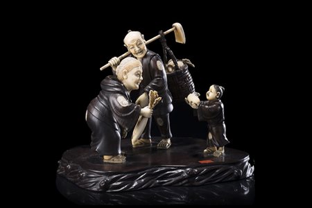 Okimono in avorio e legno ebanizzato raffigurante famiglia di contadini,...