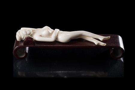Modello in avorio di 'doctor's lady', raffigurata sdraiata con un braccio a...