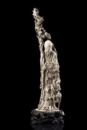 Grande scultura in avorio riccamente intagliata raffigurante l'Immortale...